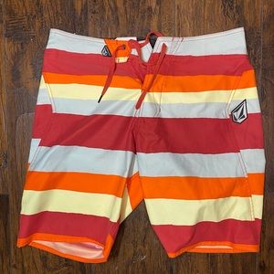 VOLCOM BOARDSHORTS SIZE 32 9INS 19OUTS 17W